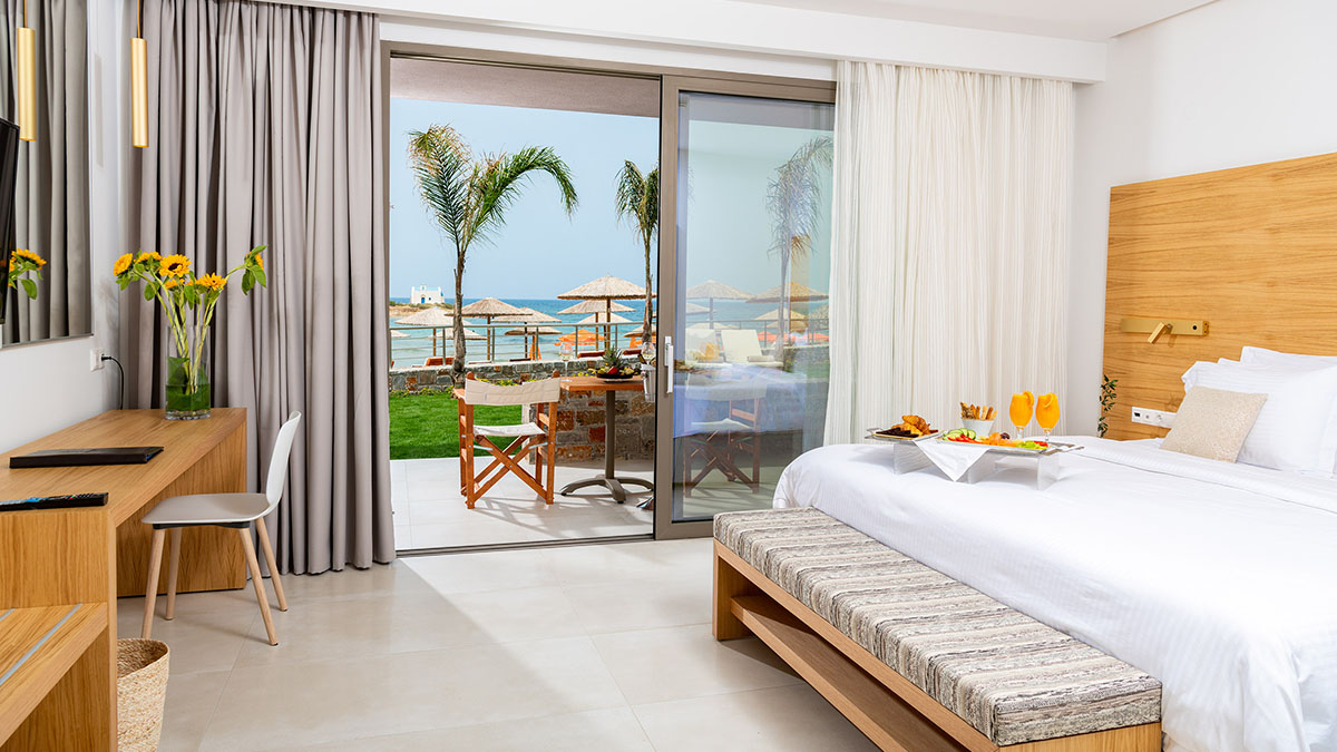 White Deluxe Suite Beachfront SV